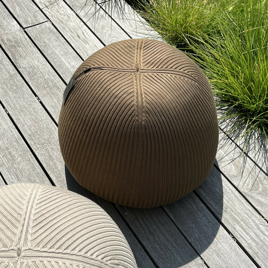 Bonnet outdoor pouffes